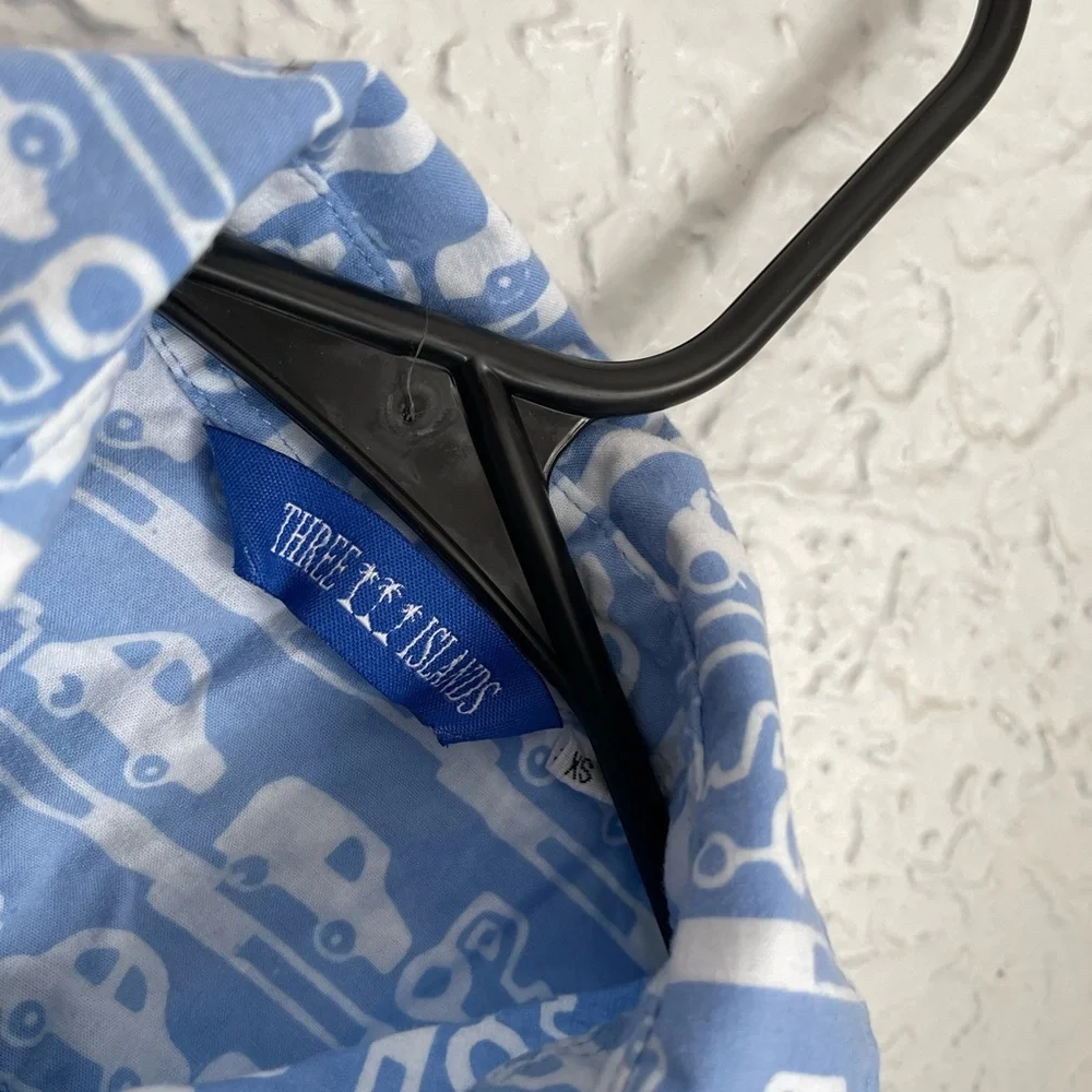 Three Island Button Up 🌊 - Picture 2 of 3